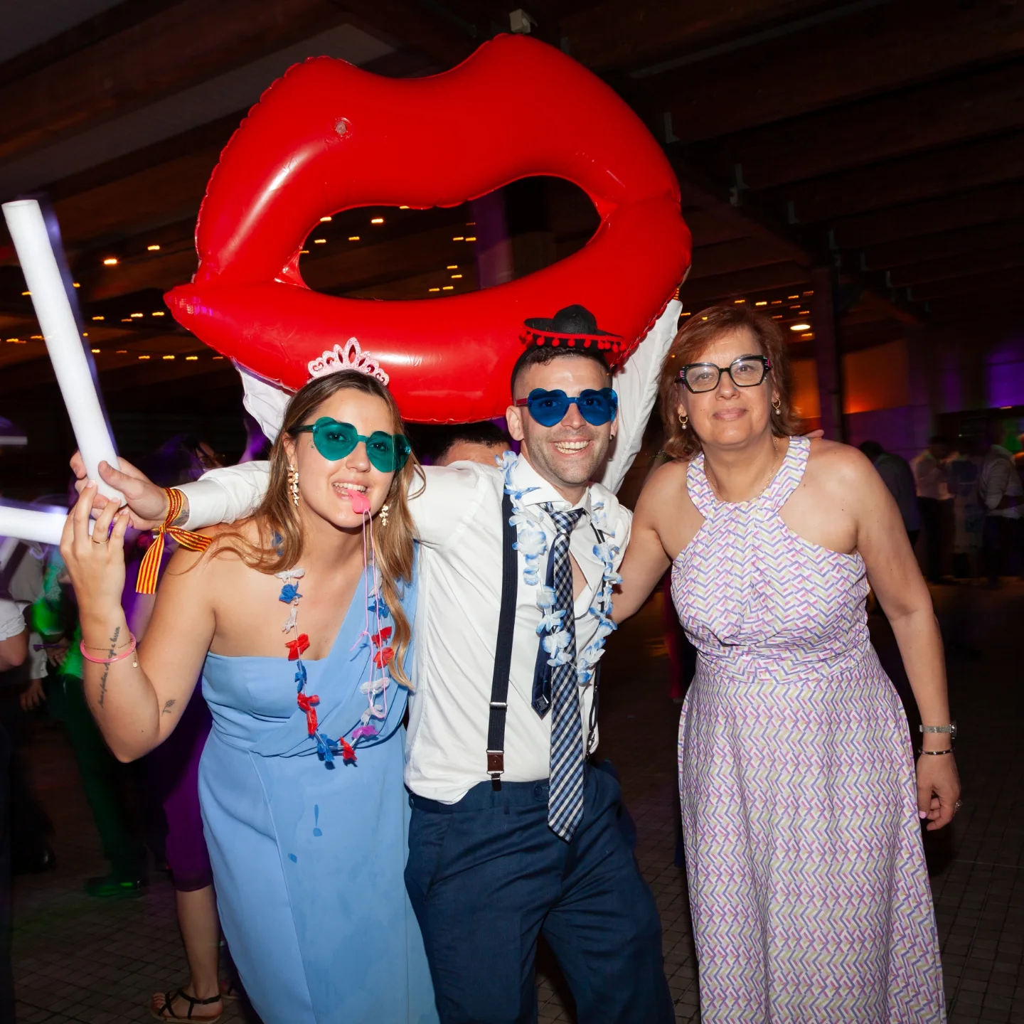 Trío de invitados con labios hinchables