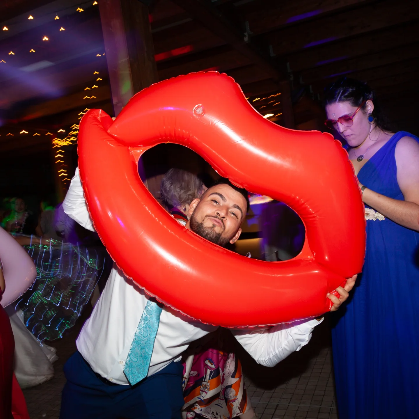 Invitado con labios hinchables rojos