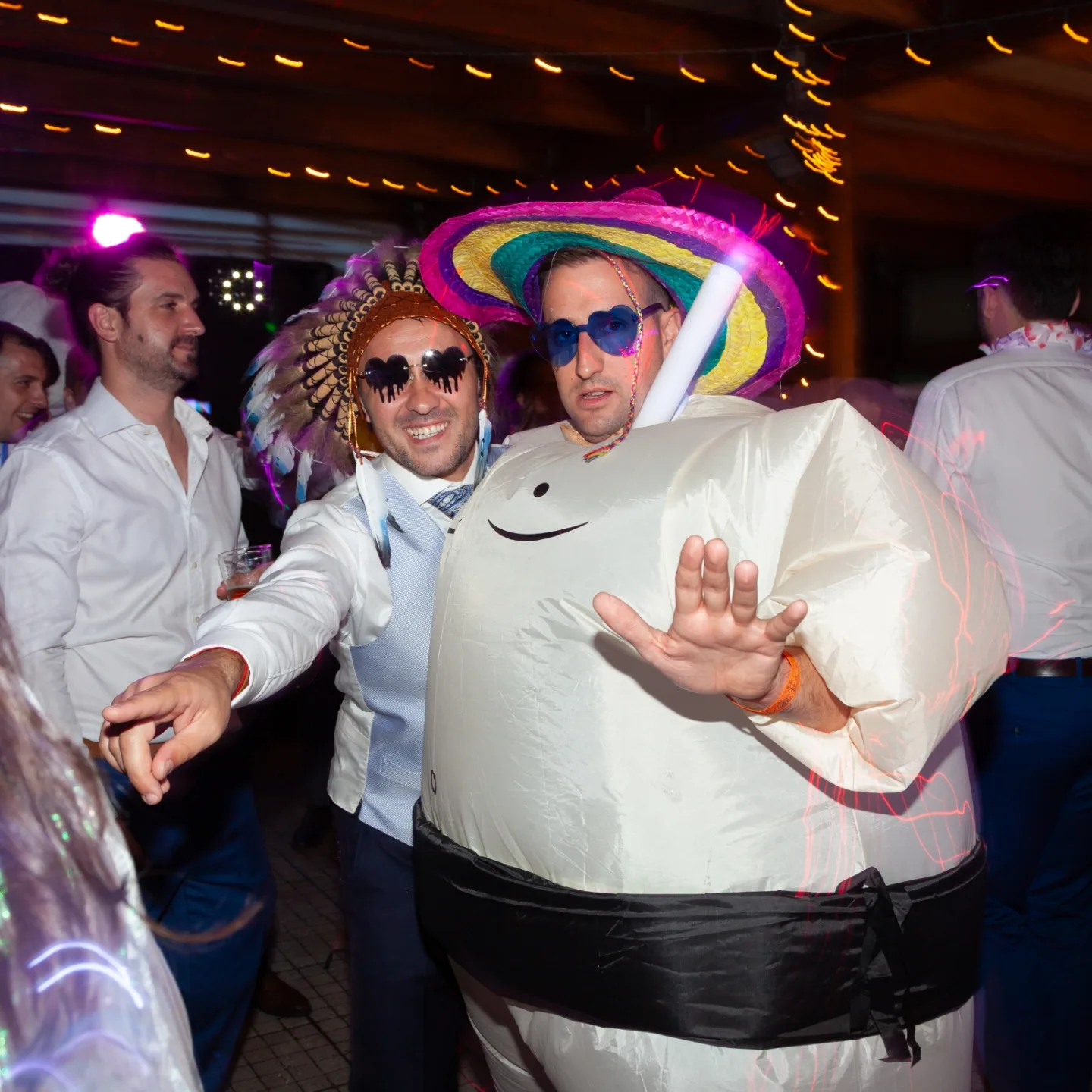 Invitados con sombreros y traje hinchable