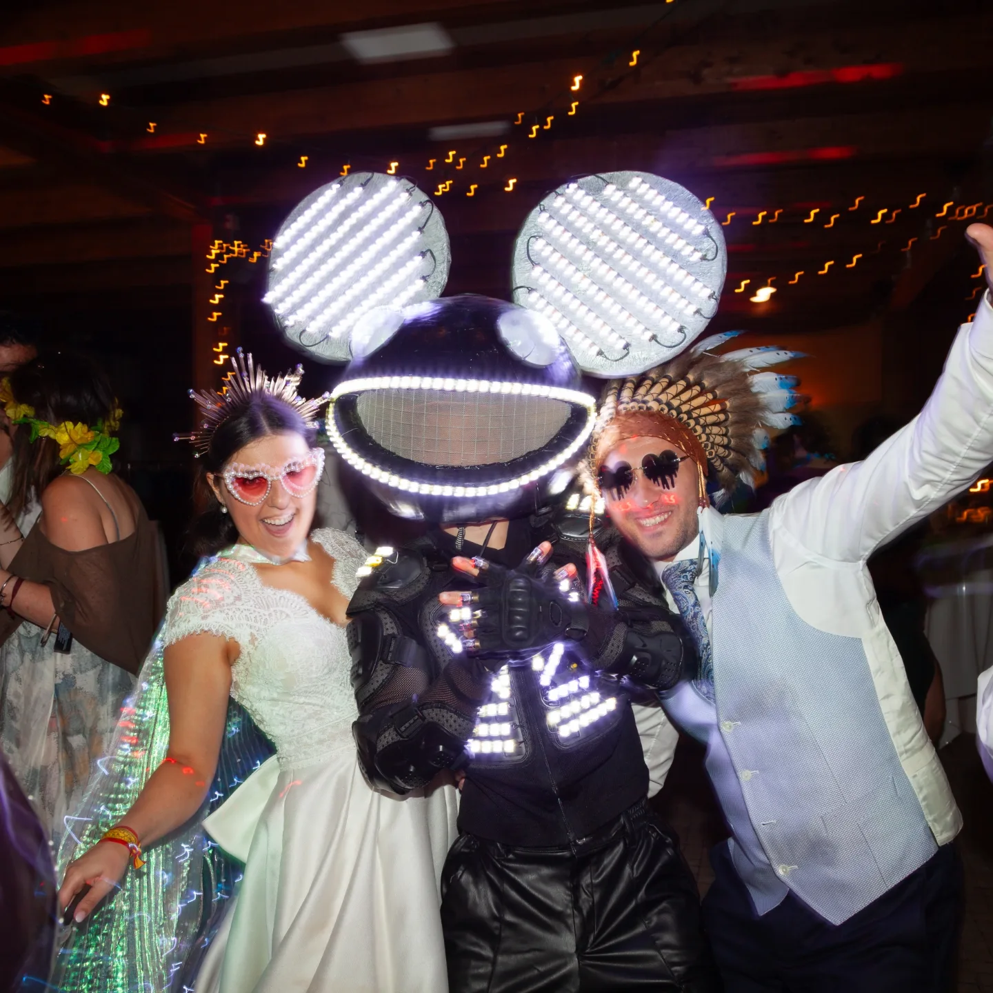 Novios con DJ Marshmello LED
