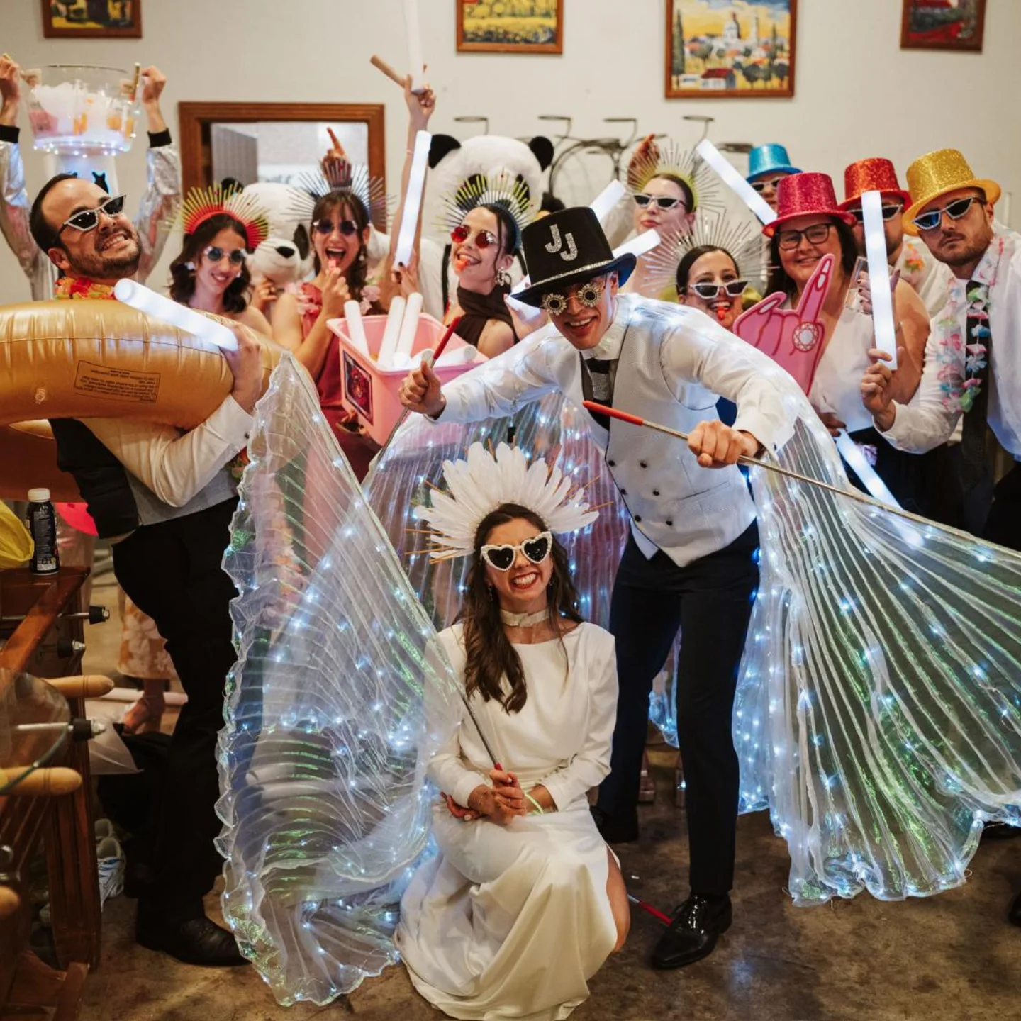 Grupo de invitados con accesorios