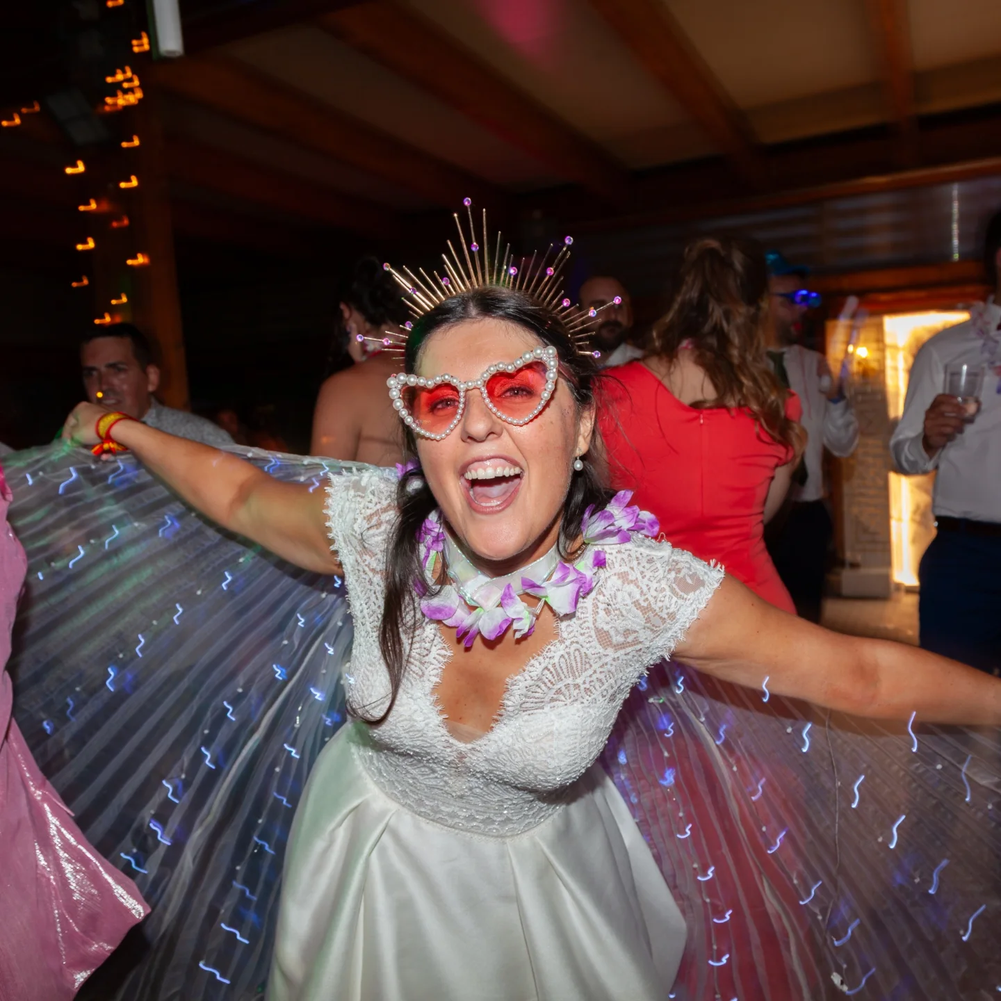 Novia con corona y gafas de corazón