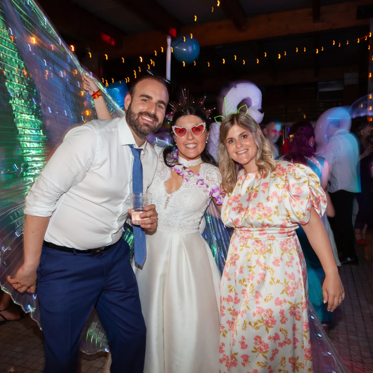 Novios con invitada